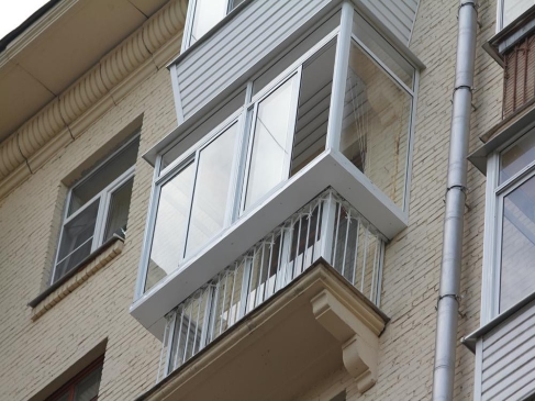 Что собой представляет остекление балкона с выносом, виды и особенности монтажа